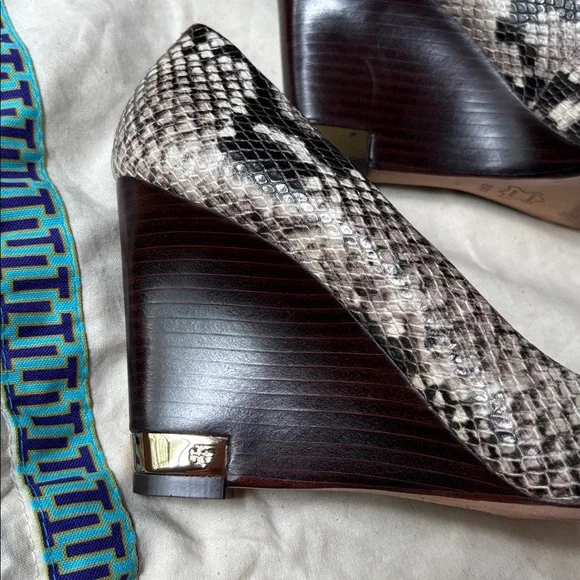 Tory Burch Astoria Leather Snakeskin Print Wedges Sz 8 - Picture 4 of 15